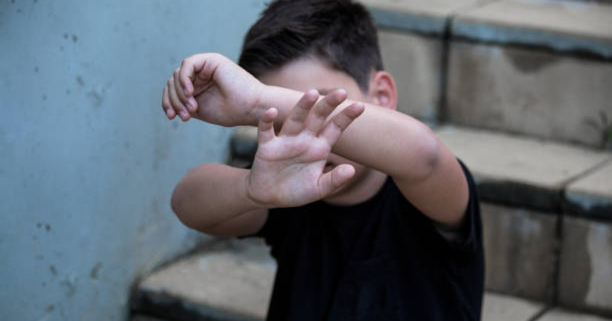 Балқашта 9 жасар баланы ұрып, саусақтарын сындырған