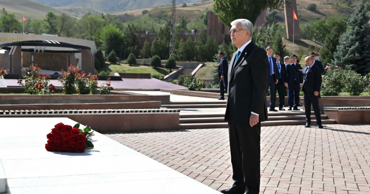 Қасым-Жомарт Тоқаев  Шыңғыс Айтматовтың бейітіне зиярат етті