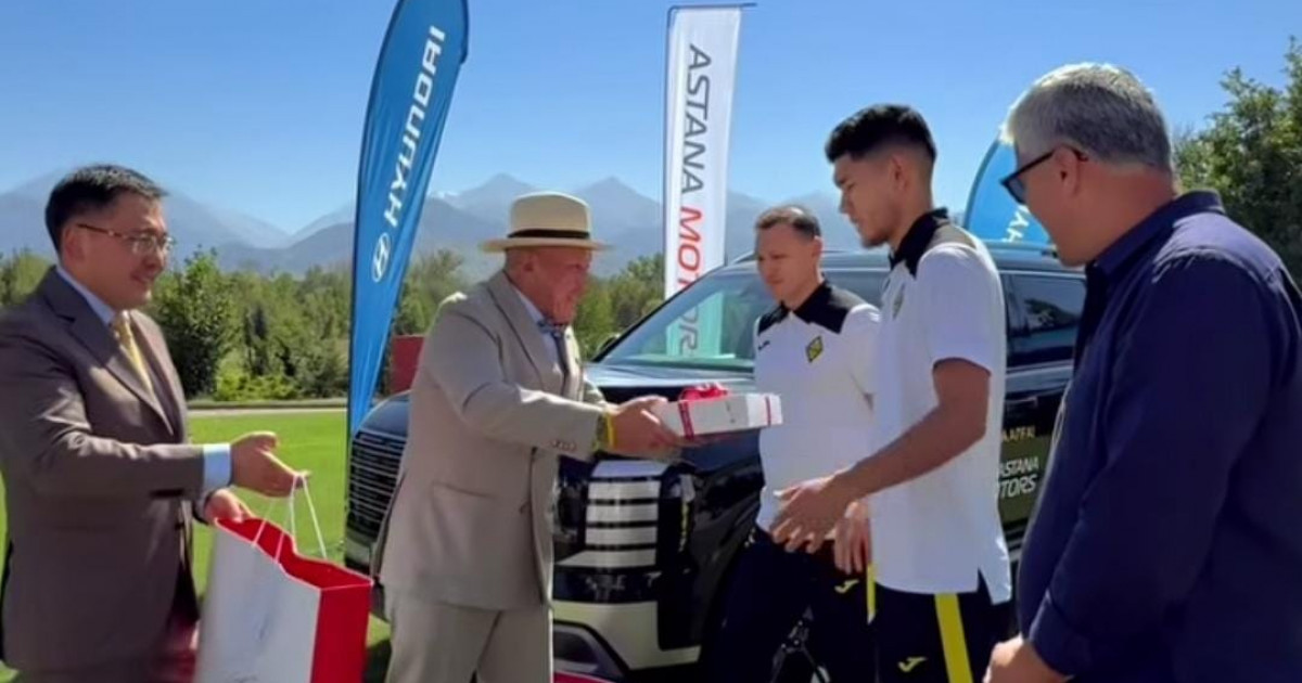 Кәсіпкер «Қайраттың» бас бапкеріне көлік мінгізіп, Темірлан Анарбековке бағалы сыйлық берді