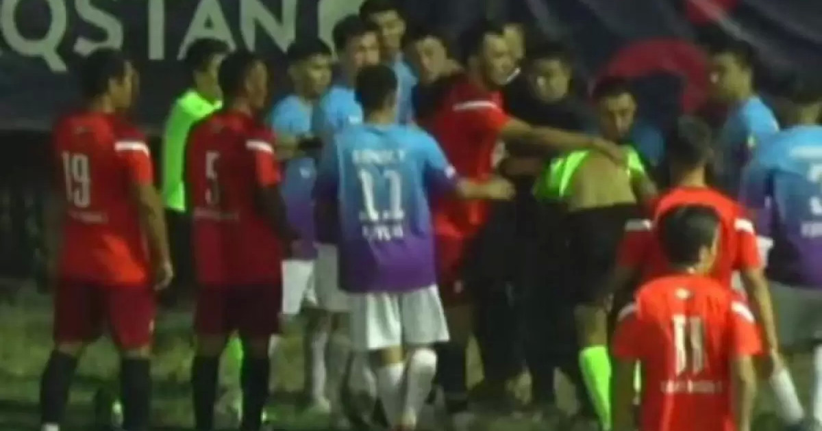 Төреші таяқ жеді: Шымкентте футбол матчы жаппай төбелеспен аяқталды