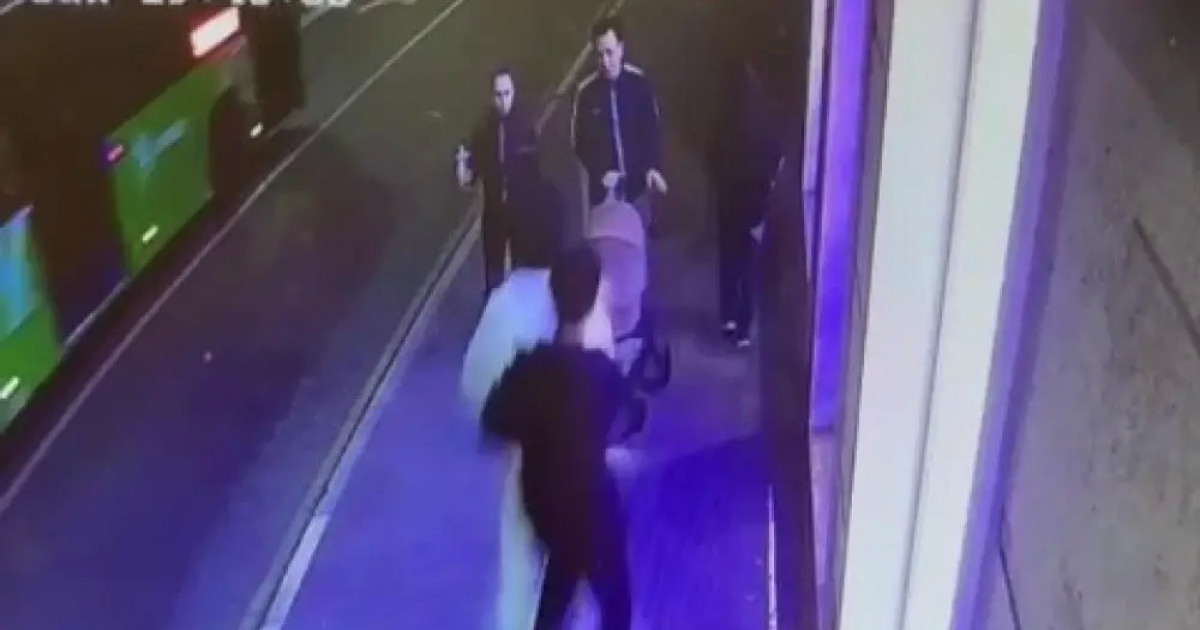 Алматыда бір самокатқа мінгескен жасөспірімдер бала жатқан арбаны қағып кетті (ВИДЕО)