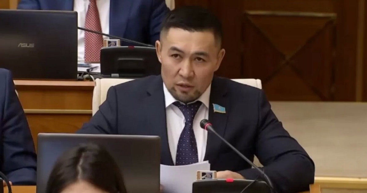 «Анаңды құттықтап жүре берші»: депутат Ардақ Назаровтың бұрынғы видеосы қызу талқыға түсті