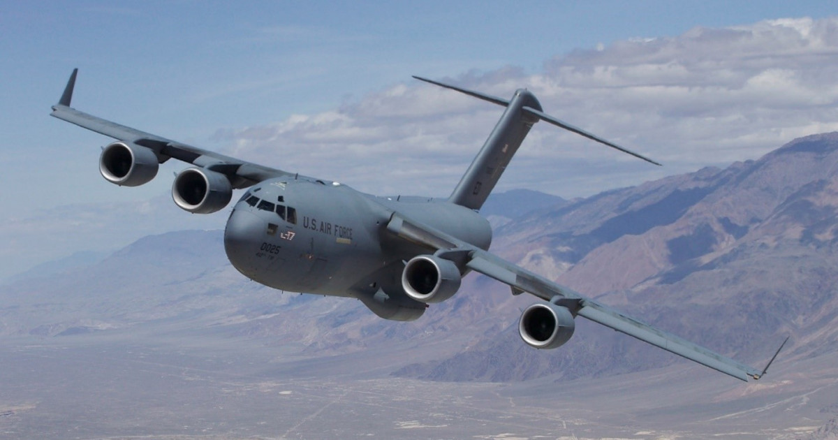 БҰҰ ғимаратында президент Трамп пен бірінші ханым Мелания көтеріліп бара жатқан эскалатор кенет тоқтап қалды