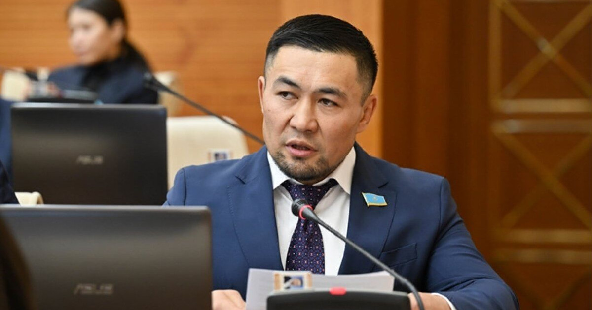 «Ер жігіт майданда шынығады»: анасын Мәжілістің төрінде құттықтаған депутат қоғамның сынын қабылдамайды