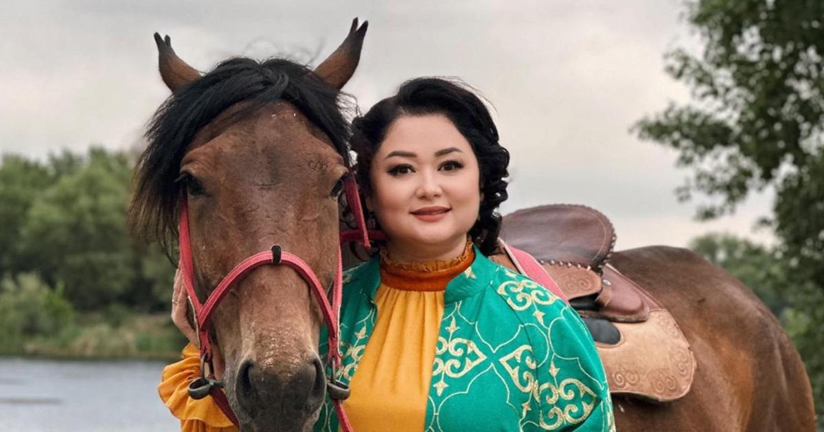 «Қаланың жігіті маған қарамай қойды»: Роза Әлқожа күйеуімен қалай танысқанын айтты (видео)
