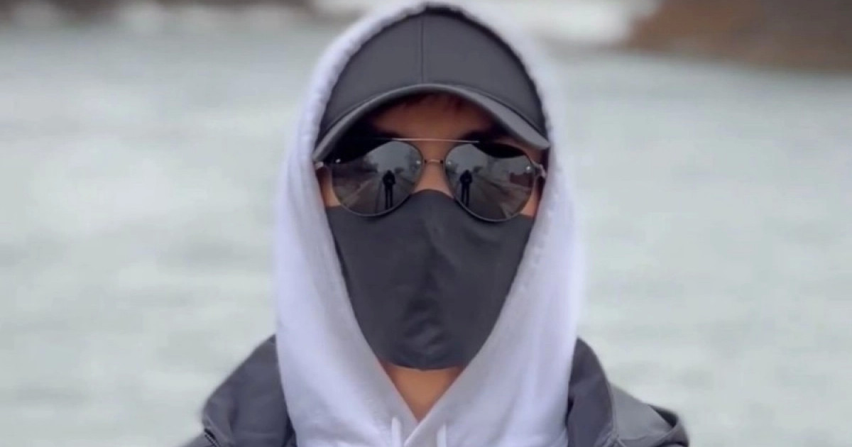 Қара бетперде таққан жігіт қатерлі ісікке шалдыққан қызға пәтер сыйлады