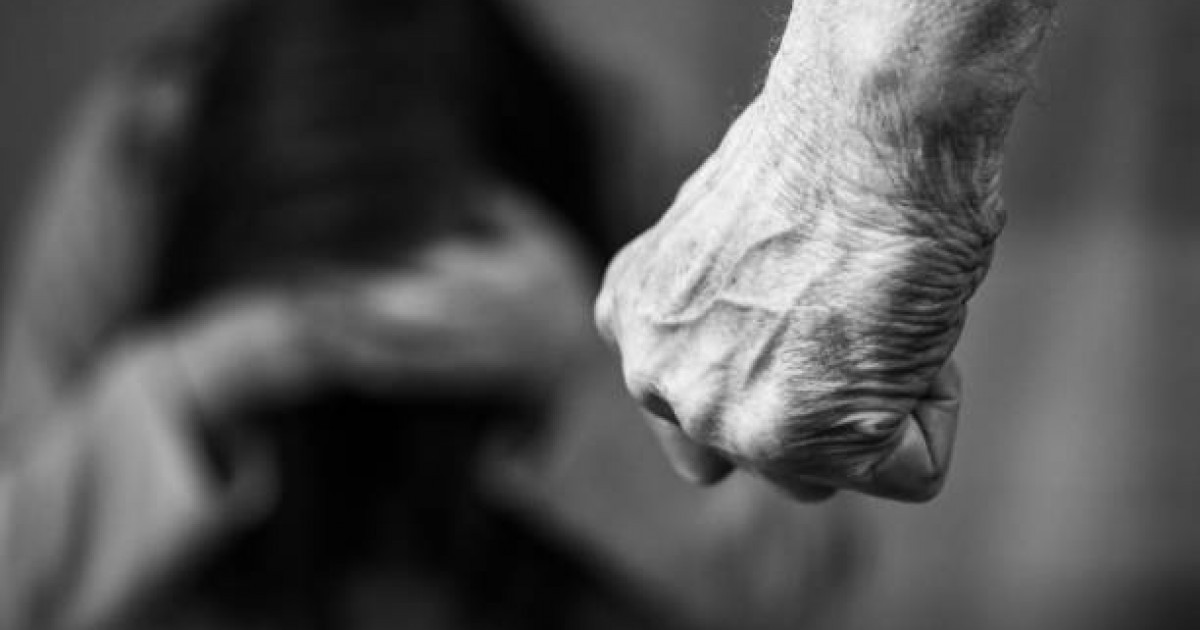 Әлеуметтік желіні шулатқан көрініс: жігіт қызды аяусыз тепті