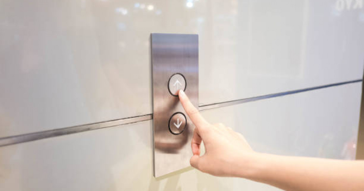 Оралда бес ересек адам мен жаңа туған сәби лифтте тұрып қалды