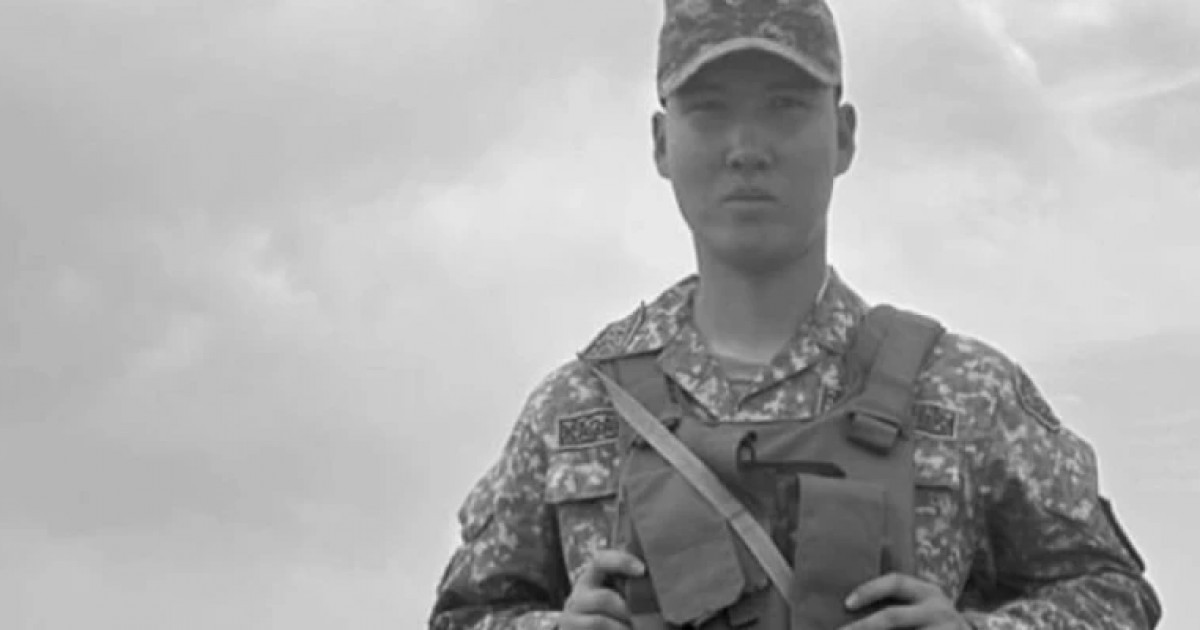 «Өз-өзіне қол салғанына сенбейміз!»: әскерде қаза болған 19 жастағы сарбазды жер қойнына тапсырды