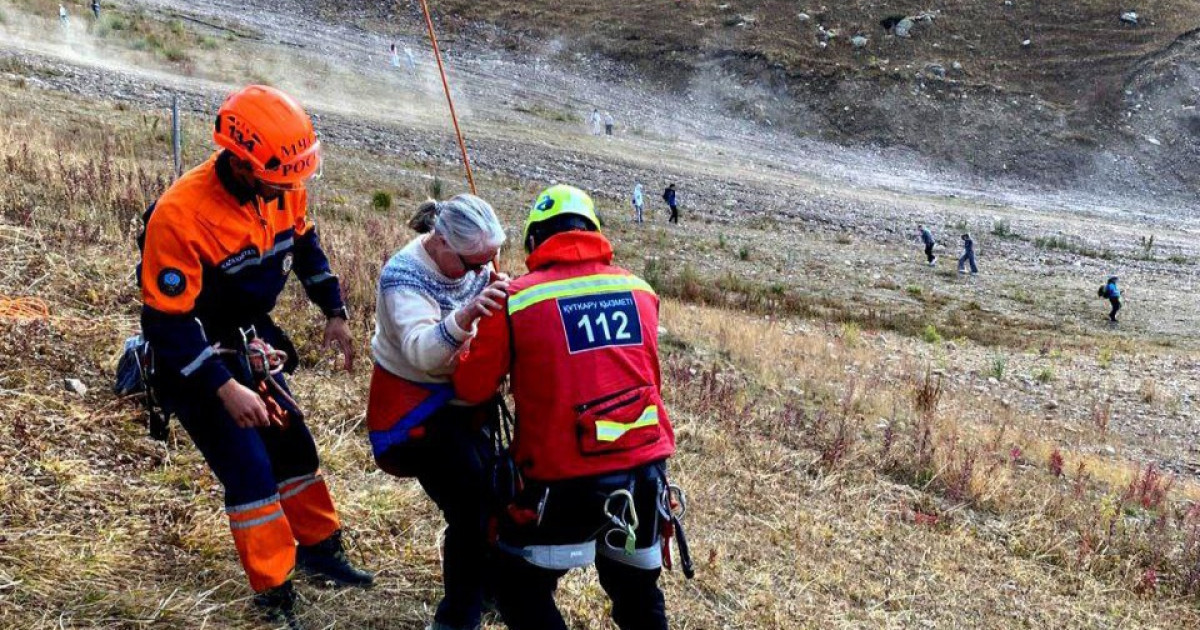 Шымбұлақта аспалы көпір бұзылып, 21 адам кабинада қалып қойды