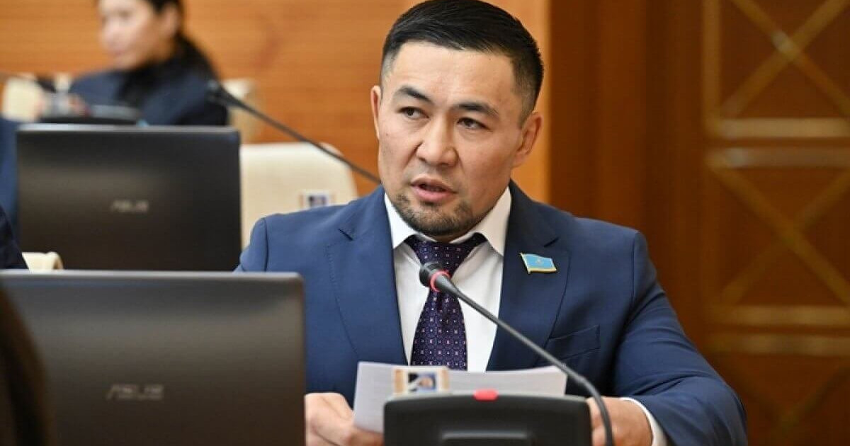 «Сіздің алдыңызда басымды иемін»: анасын туған күнімен құттықтаған Ардақ Назаров сынға қалды