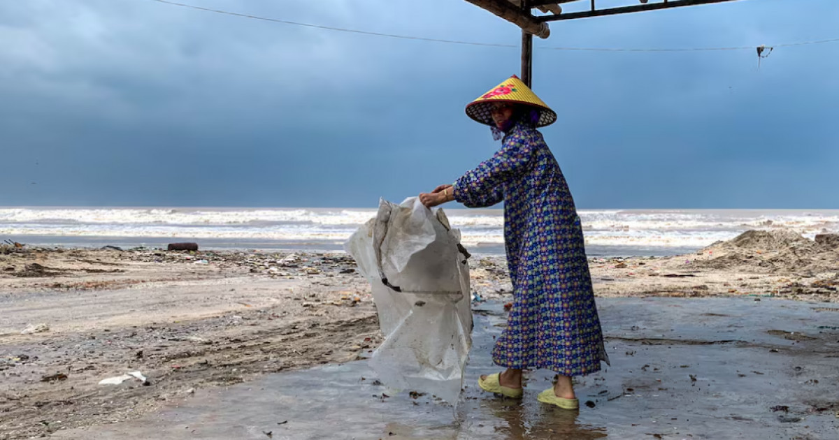 Вьетнамда «Буа­лой» тайфунына байланысты мыңдаған адам эвакуацияланып, әуежайлар жабылды