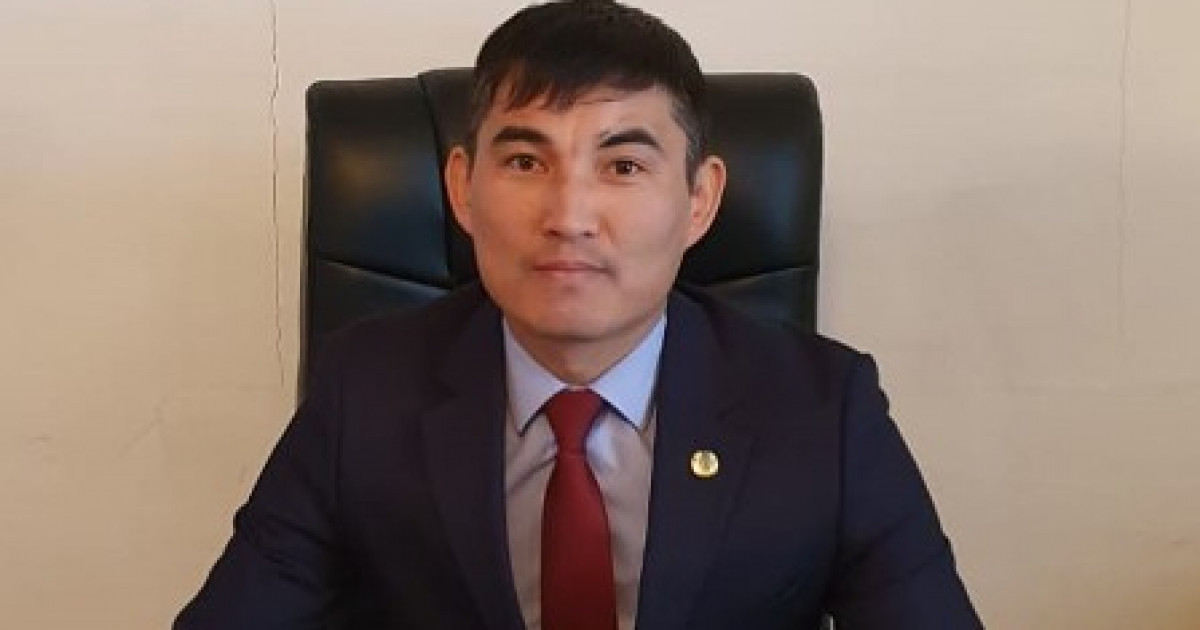 «Әйелімді де, сені де ренжітпеймін»: Ақтөбеде көңілдесіне күш қолданған әкім сотта жауап берді