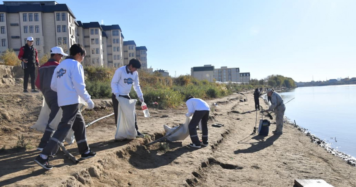 «AMANAT» партиясы және «Жастар рухы» белсенділері Жайық өзенінің жағалауын қоқыстан тазартты
