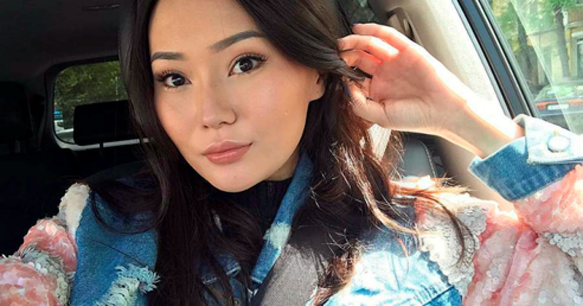 “Анаңды өлтіре жаздаған адамды қолдайсың”: Айсәуле Бақытбек әкесімен қарым-қатынасын айтып берді