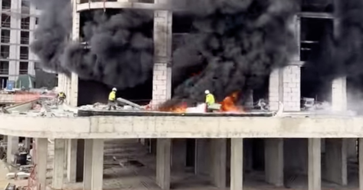 Астанада «Хан Шатыр» маңындағы ғимарат өртенді