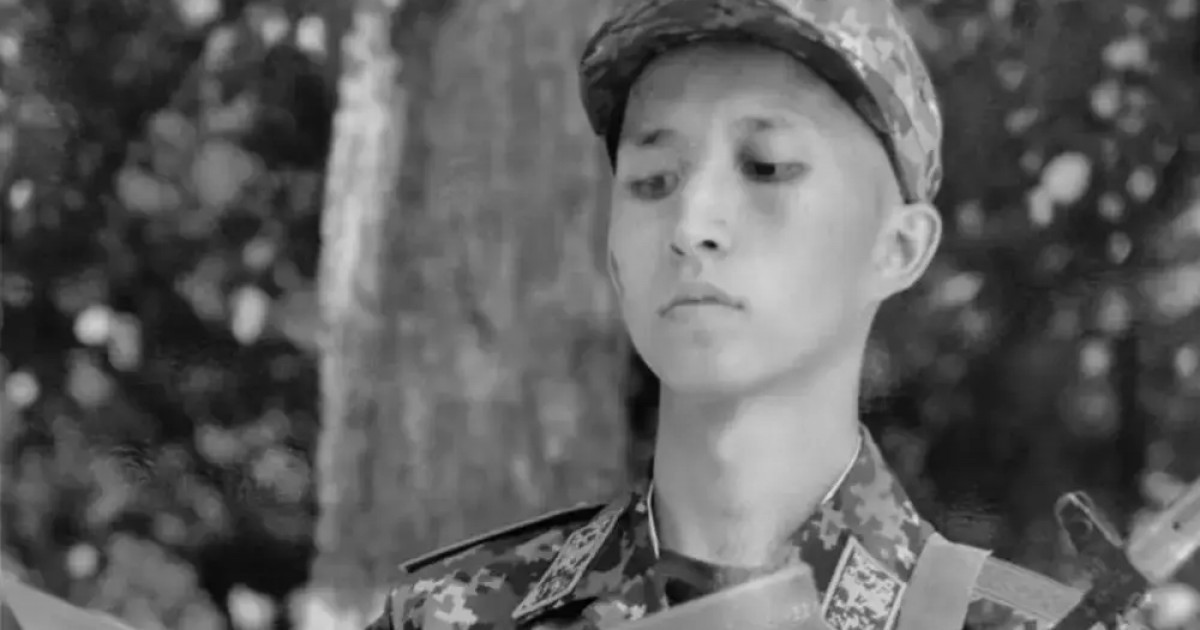 «Баламды алдын ала жоспарлап өлтірген»: әскерде қаза тапқан сарбаздың анасы әділдік іздеп жүр