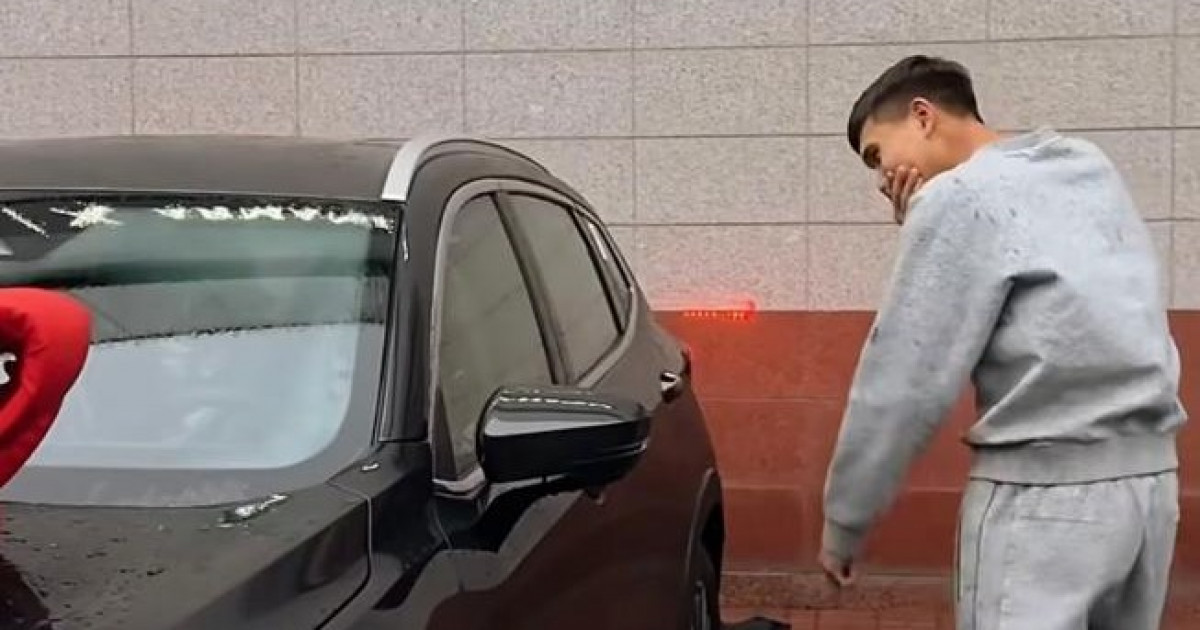 Белгілі кәсіпкер қақпашы Шерхан Қалмұрзаға қымбат көлік сыйлады (ВИДЕО)