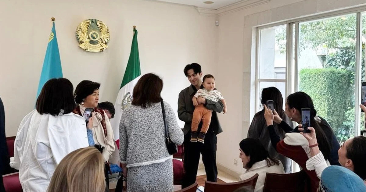 Димаш Құдайберген Мехикода бүлдіршіннің тұсауын кесті