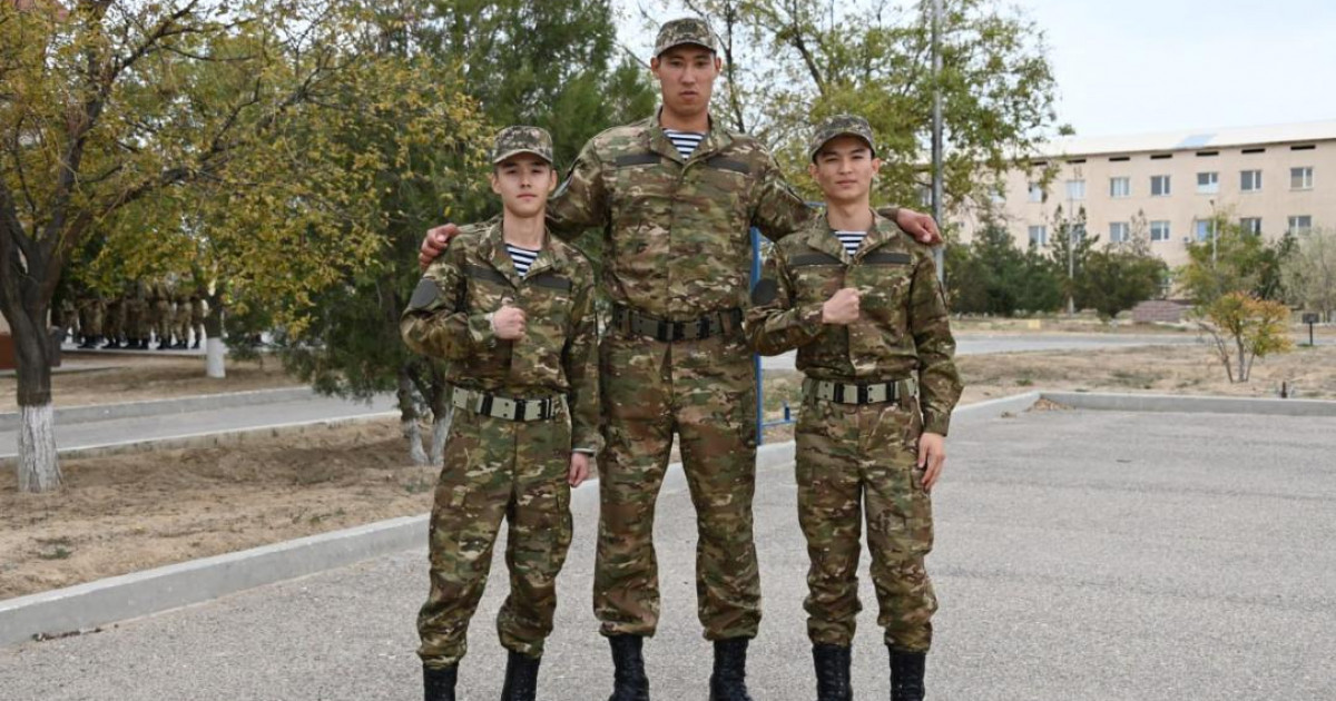 Қазақстан Қарулы Күштері тарихындағы ең бойшаң сарбаз теңіз жаяу әскерлерінде қызмет етеді