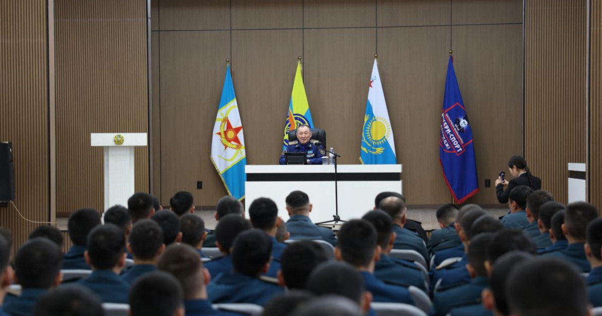 Қорғаныс министрі жаңадан ашылған әскери-спорт колледжінің кадеттерімен кездесті