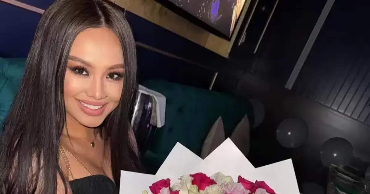 «Қызғаныш – бос адамдардың ісі»: қақпашы Шерхан Қалмұрзаның сұлу анасы ұлын қорғады