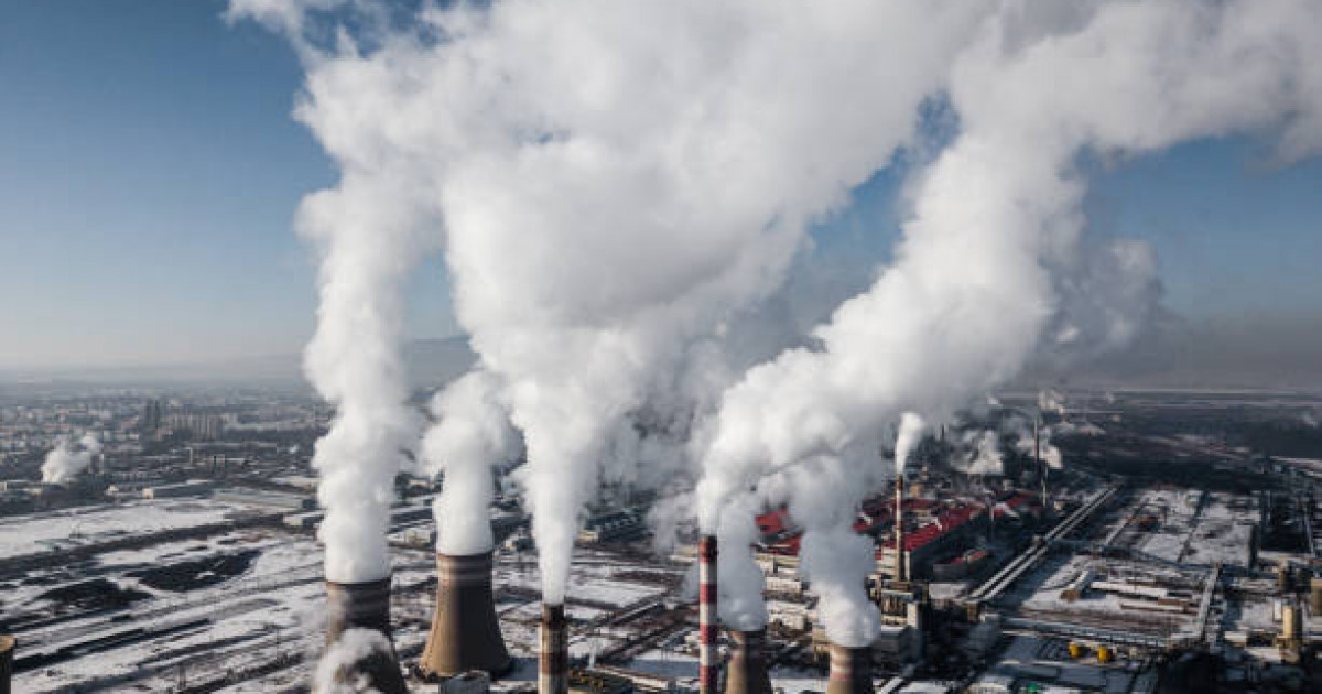 Ақ шұлық киген брюнетка