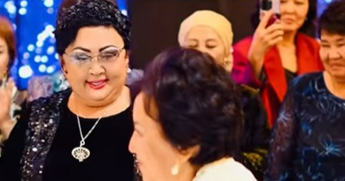 Мақпал Жүнісова Мадина Сәдуақасованың анасын құттықтады (видео)