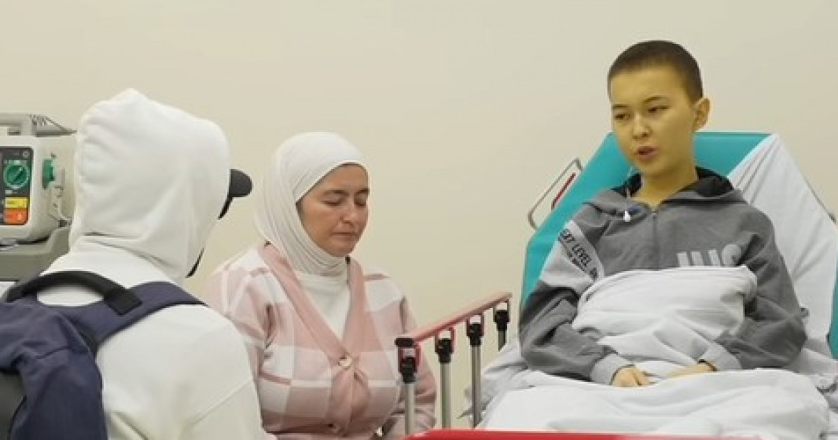 Маска таққан жігіт ауыр дертке шалдыққан балаға үй сыйлап, еміне 80 млн теңге берді (видео)