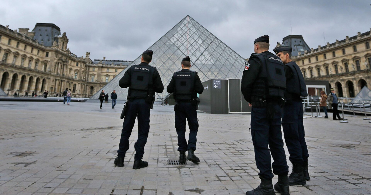 Парижде Лувр мұражайын тонаған екі күдікті ұсталды