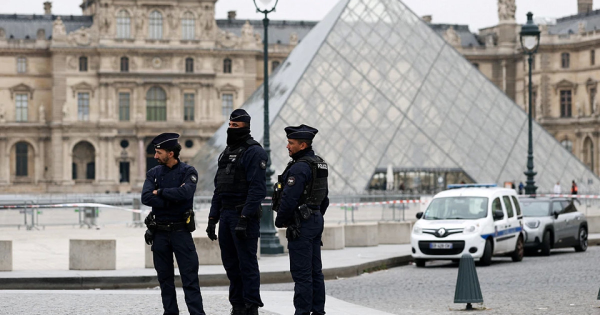 Париждегі Лувр музейінен бағалы зергерлік бұйымдар ұрланды