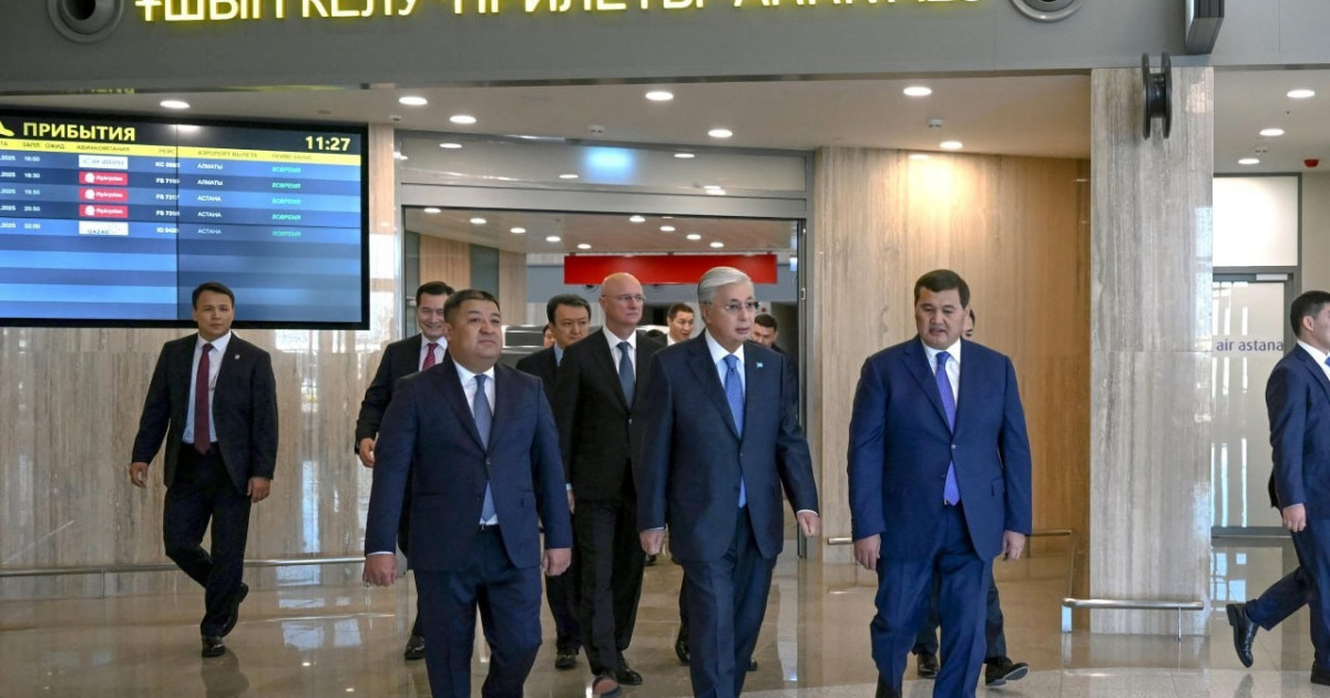 Университеттегі жалаңаш қыздың суреті