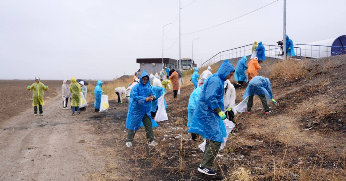 Жамбыл облысында жастар 300 шақырым жолды қоқыстан тазартты