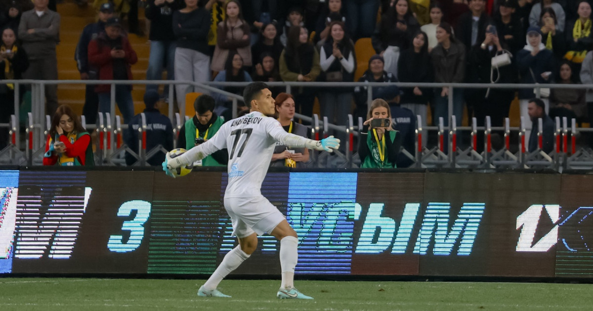 Жалғыз бойдақ кешінде порно көріп отыр