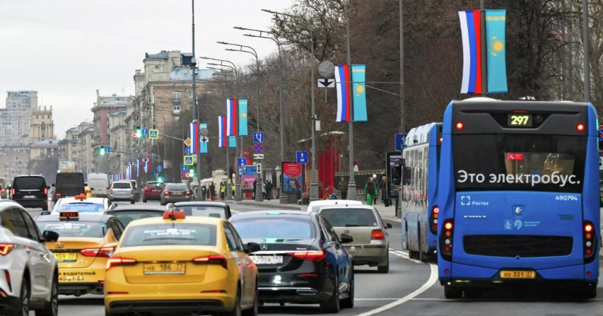 Қасым-Жомарт Тоқаевтың сапары қарсаңында Мәскеу көшелері Қазақстан және Ресейдің туларымен безендірілді
