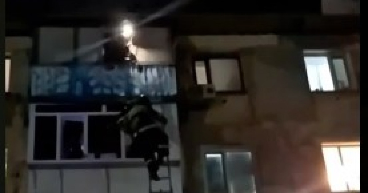 Құтқарушылар төртінші қабаттан секіріп, арқанға ілініп тұрған қызды аман алып қалды