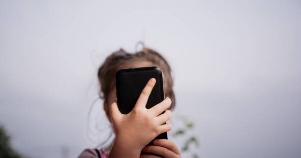 «Смартфон – бала күтуші емес»: Қазақстанда цифрлық тәуелділікпен қалай күресу керек?