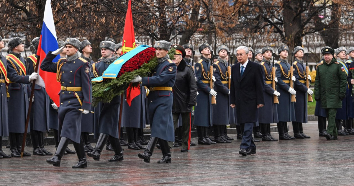 Тоқаев Мәскеудегі «Белгісіз жауынгер бейіті» ескерткіш мемориалына гүл шоғын қойды