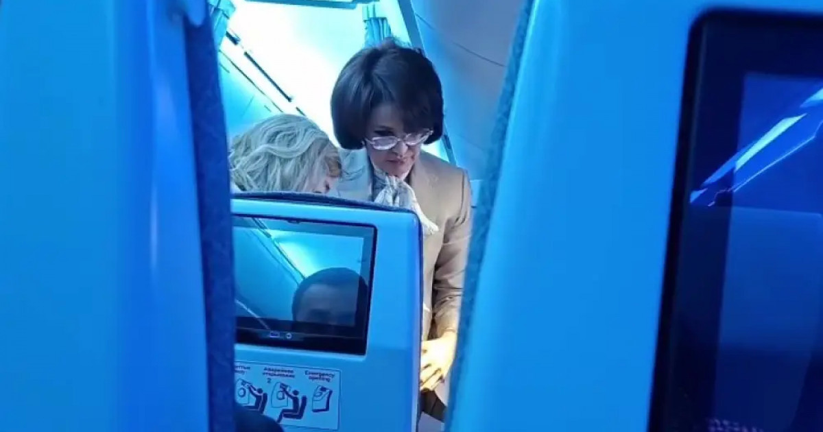 Желіде Денсаулық сақтау министрінің ұшақтағы жолаушыға көмек көрсетіп жатқан видеосы тарады