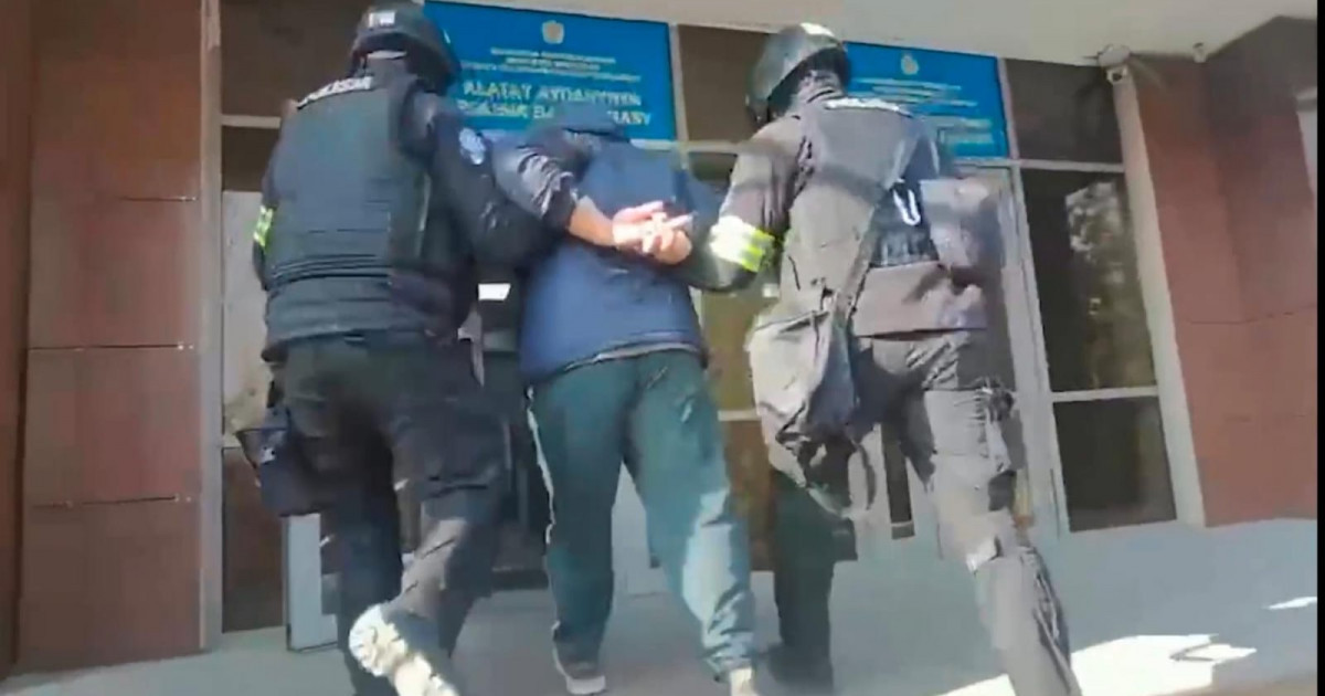 Алматыда тұрғын үйдің ауласында жүрген баланы бар күшімен тепкен ер адам ұсталды