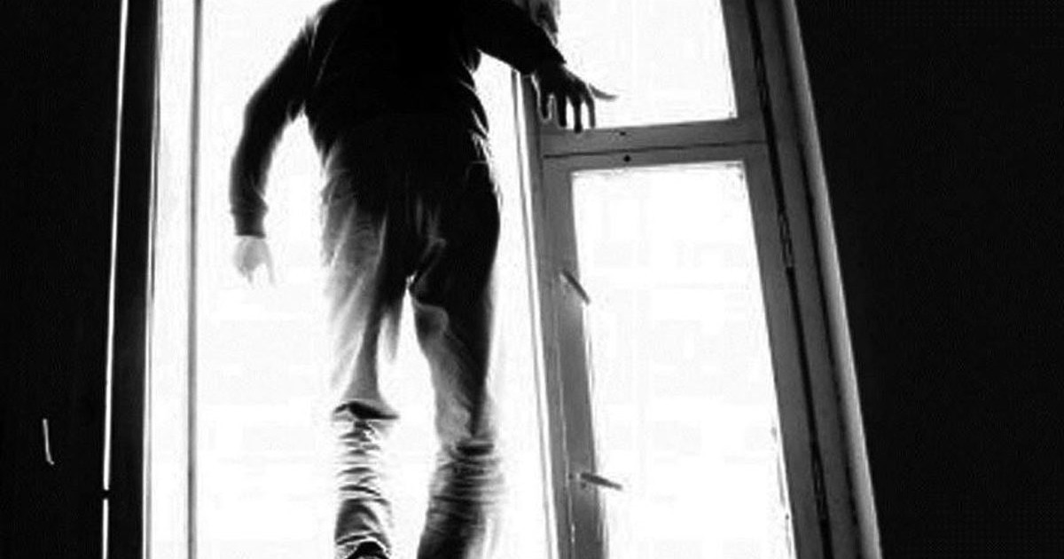 Астанада екі адам терезеден секіріп кетті