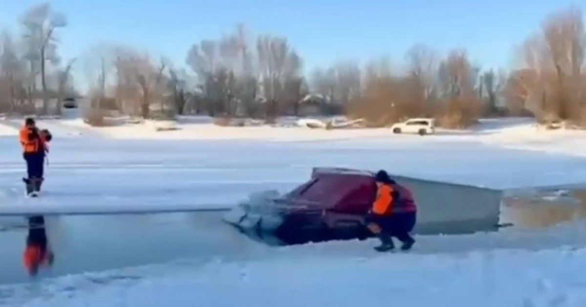 Батыс Қазақстан облысында жүк көлігі мұз астына түсіп кетті