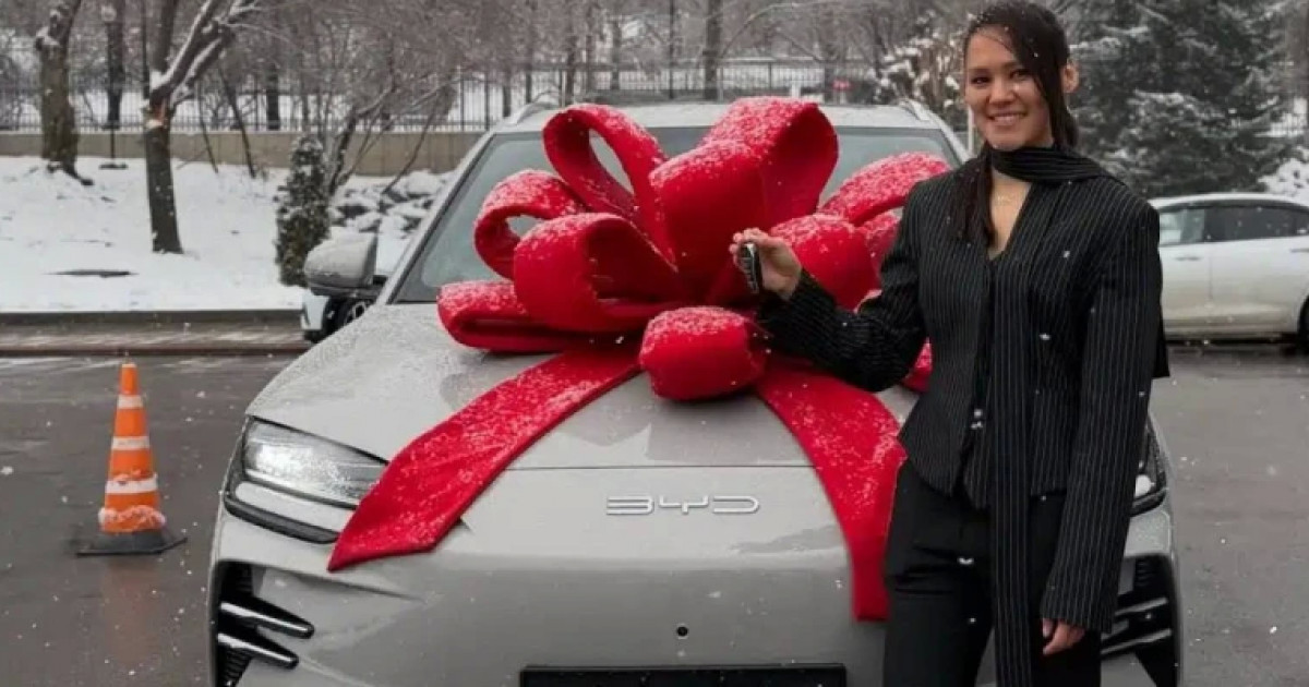 Боксшы Алуа Балқыбековаға қымбат автокөліктің кілтін табыстады (ВИДЕО)