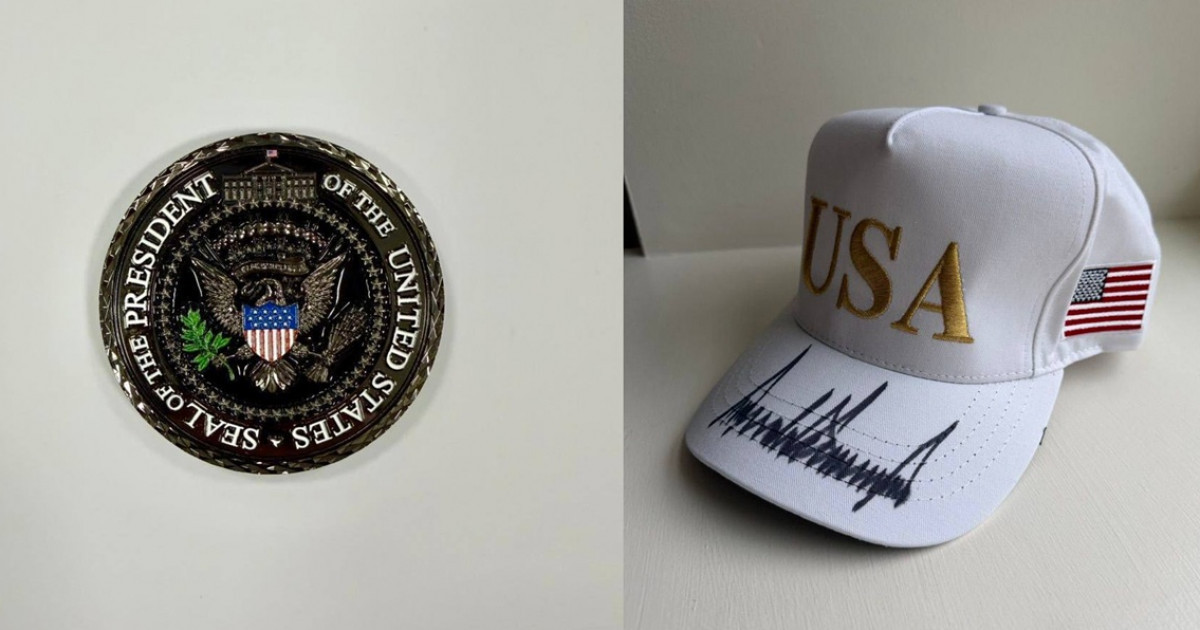 Дональд Трамп Мемлекет басшысына Ақ үйдің символикалық кілтін сыйлады