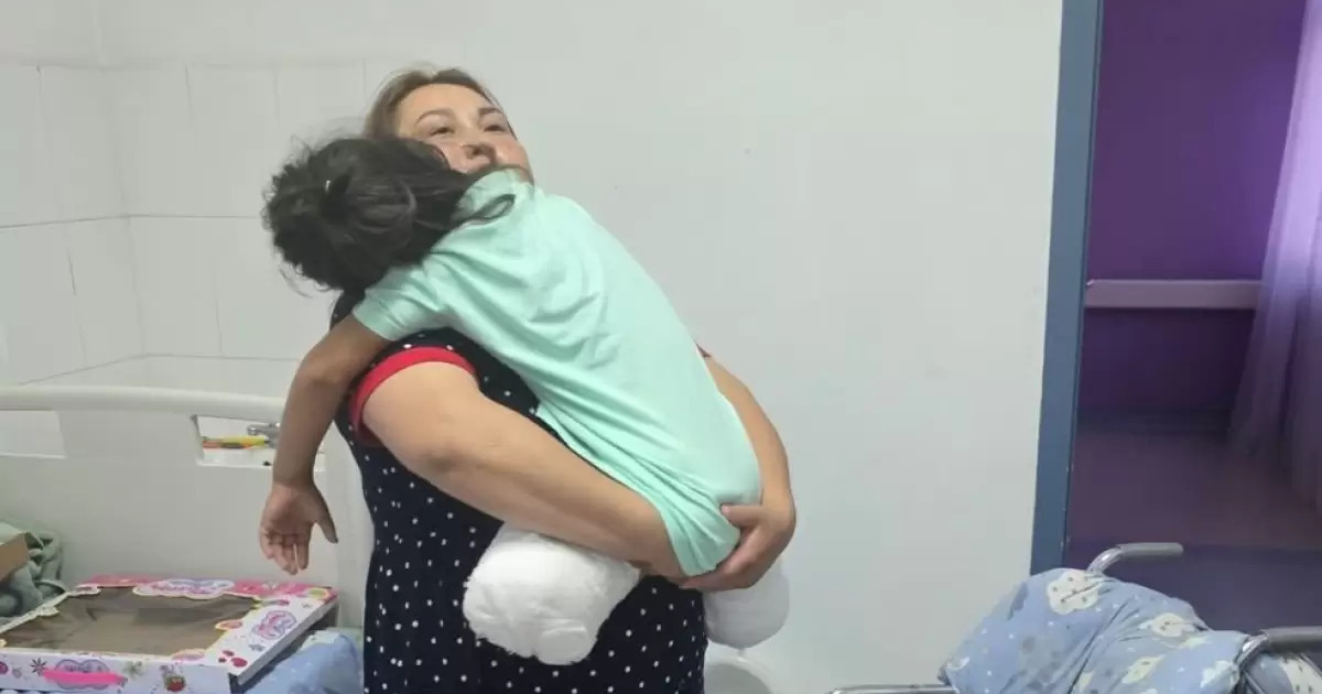 "Қазір мектепке барып жүр": екі аяғынан айырылған Алуаның жағдайы белгілі болды