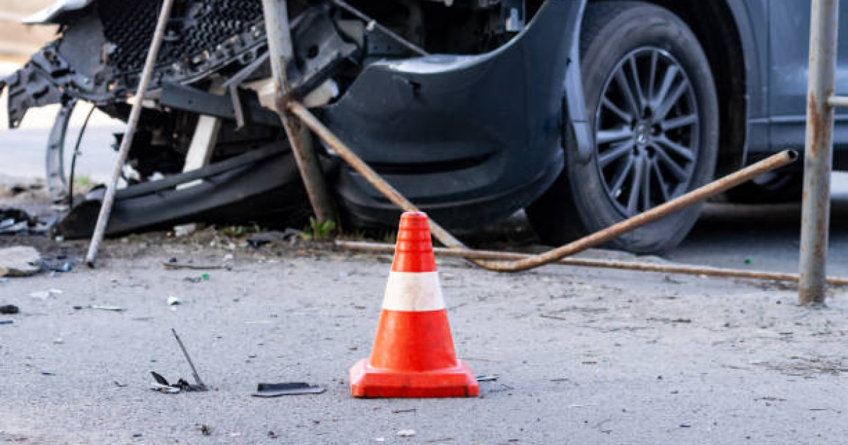 Павлодарда ауыр жүк көлігі аударылып, екі адам мерт болды