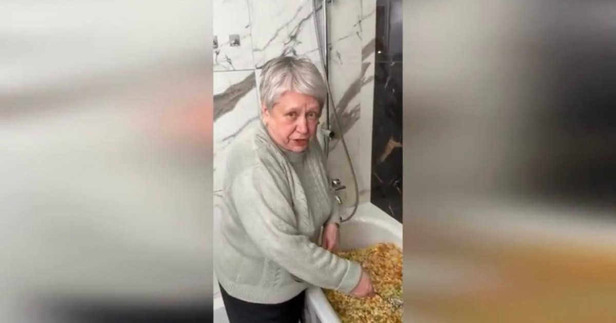 Ресейлік әжей Жаңа жылға бір ванна оливье салатын дайындаған