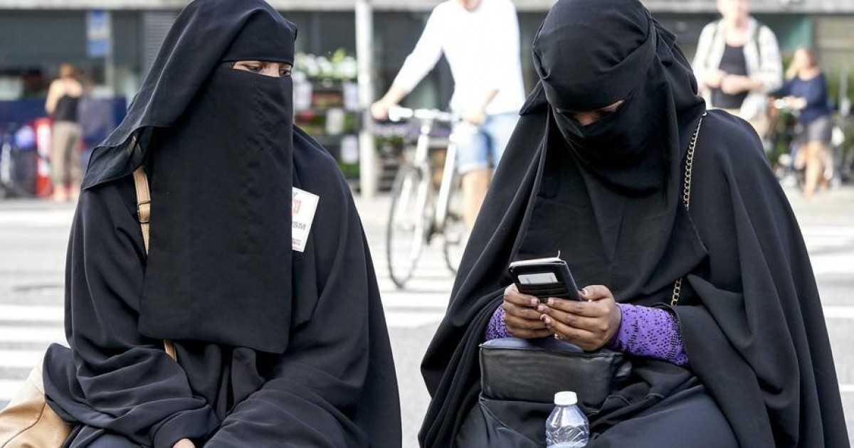 Сенат бет-жүзді тұмшалайтын киімге тыйым салатын заң жобасын қабылдады