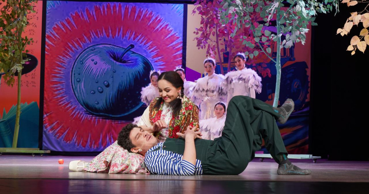 Ұйғыр театрында «Сенің қара көздерің» музыкалық комедиясының премьерасы өтті