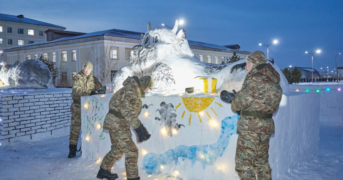 Жаңа жылға дайындық: елордалық ұландықтар өз күшімен мұз қалашық жасады